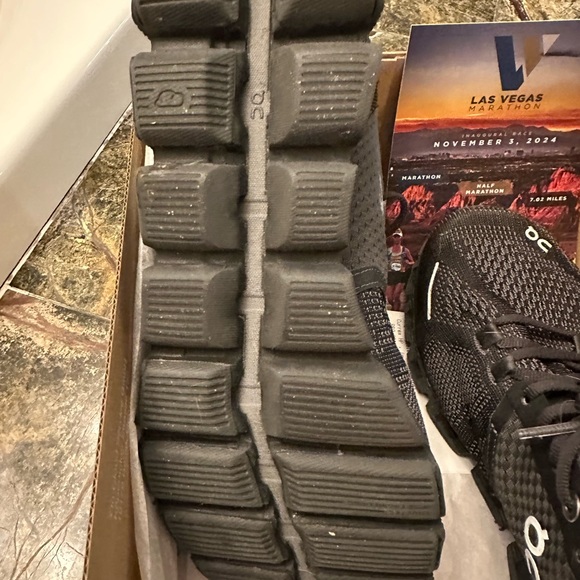 ON Tennis Shoes size 7 1/2 Excellent condition as pictured - Picture 15 of 16